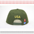 Snapback verde com cinta de couro